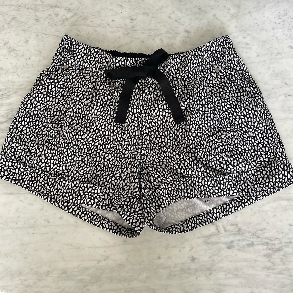 Lululemon cuffed short with pockets and pleats!